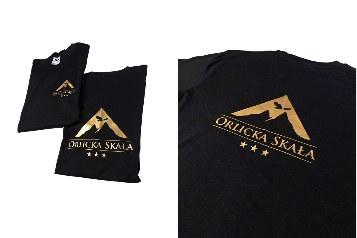 czarna-koszulka-ze-złotym-logo-pensjonat-orlicka-skała